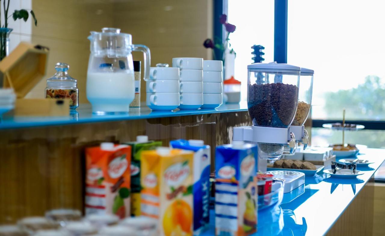 Lark Hotel Dar es Salaam Eksteriør billede