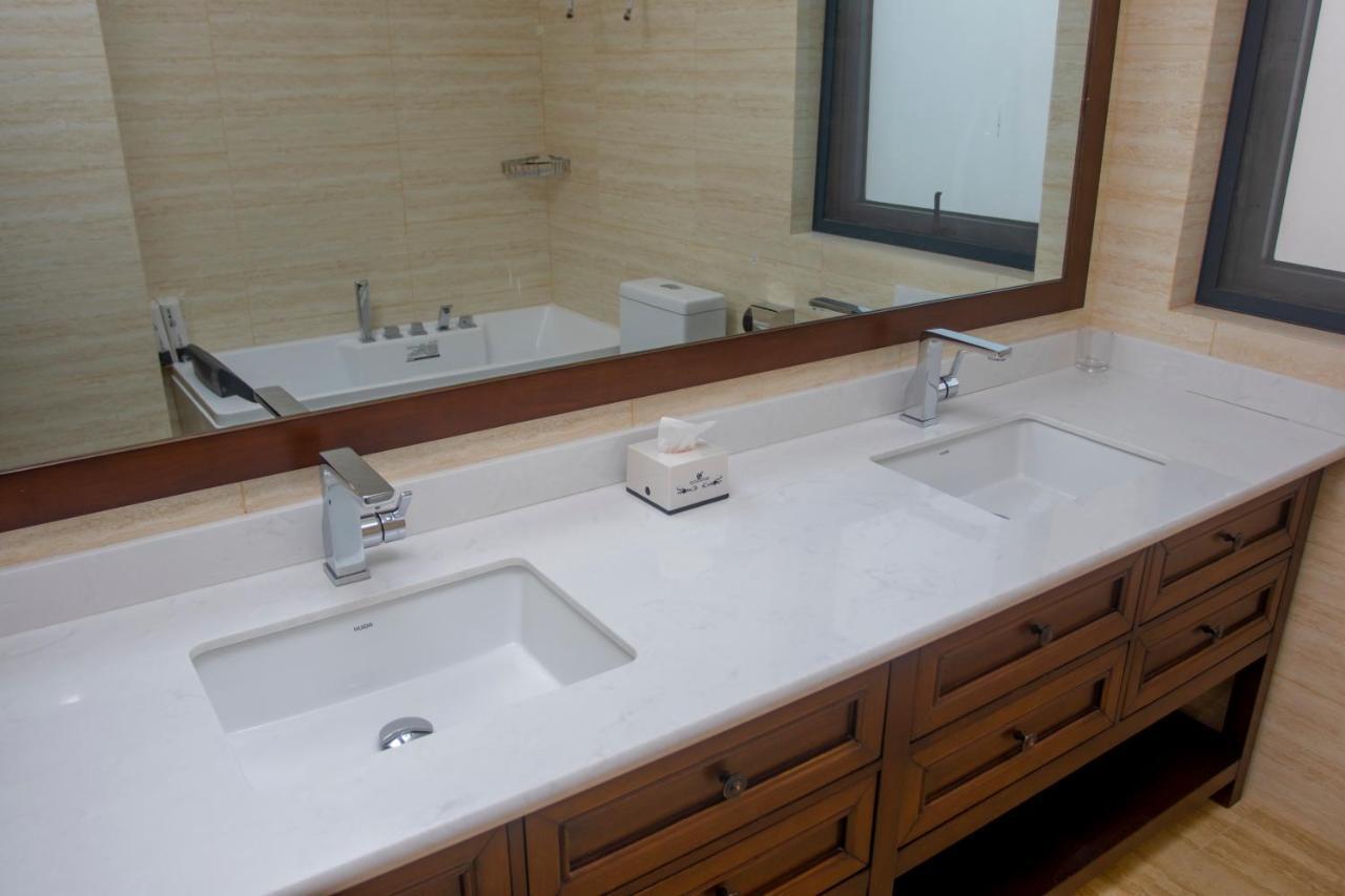 Lark Hotel Dar es Salaam Eksteriør billede